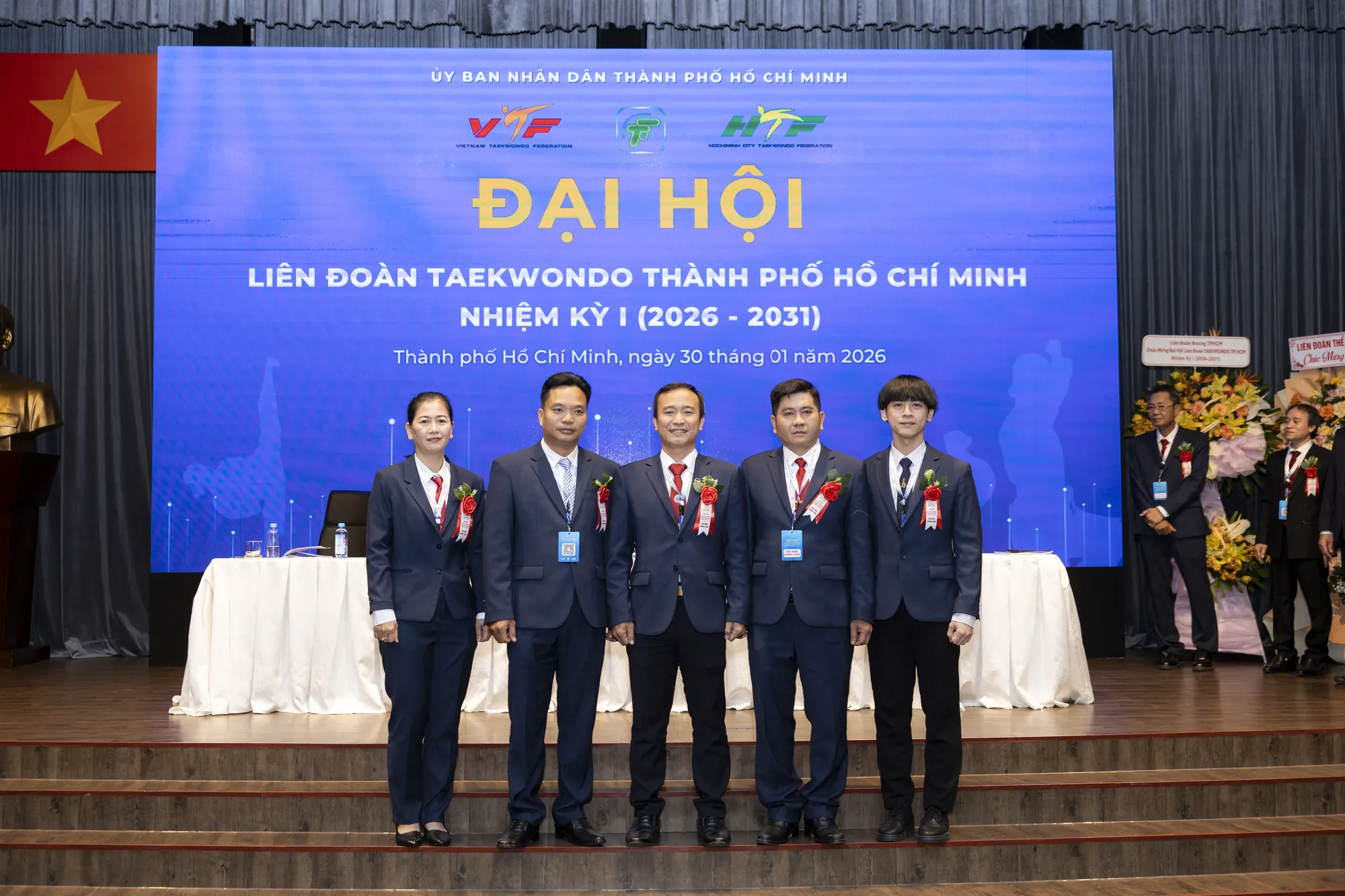Đoàn đại biểu trên sân khấu Đại hội Liên đoàn Taekwondo TP.HCM Nhiệm kỳ I (2026 – 2031)