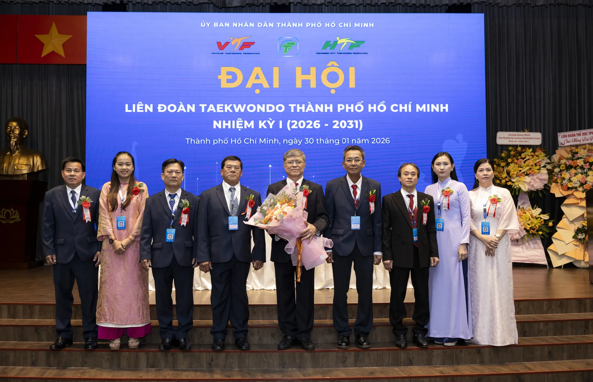 Tặng hoa chúc mừng tại Đại hội Liên đoàn Taekwondo TP.HCM Nhiệm kỳ I