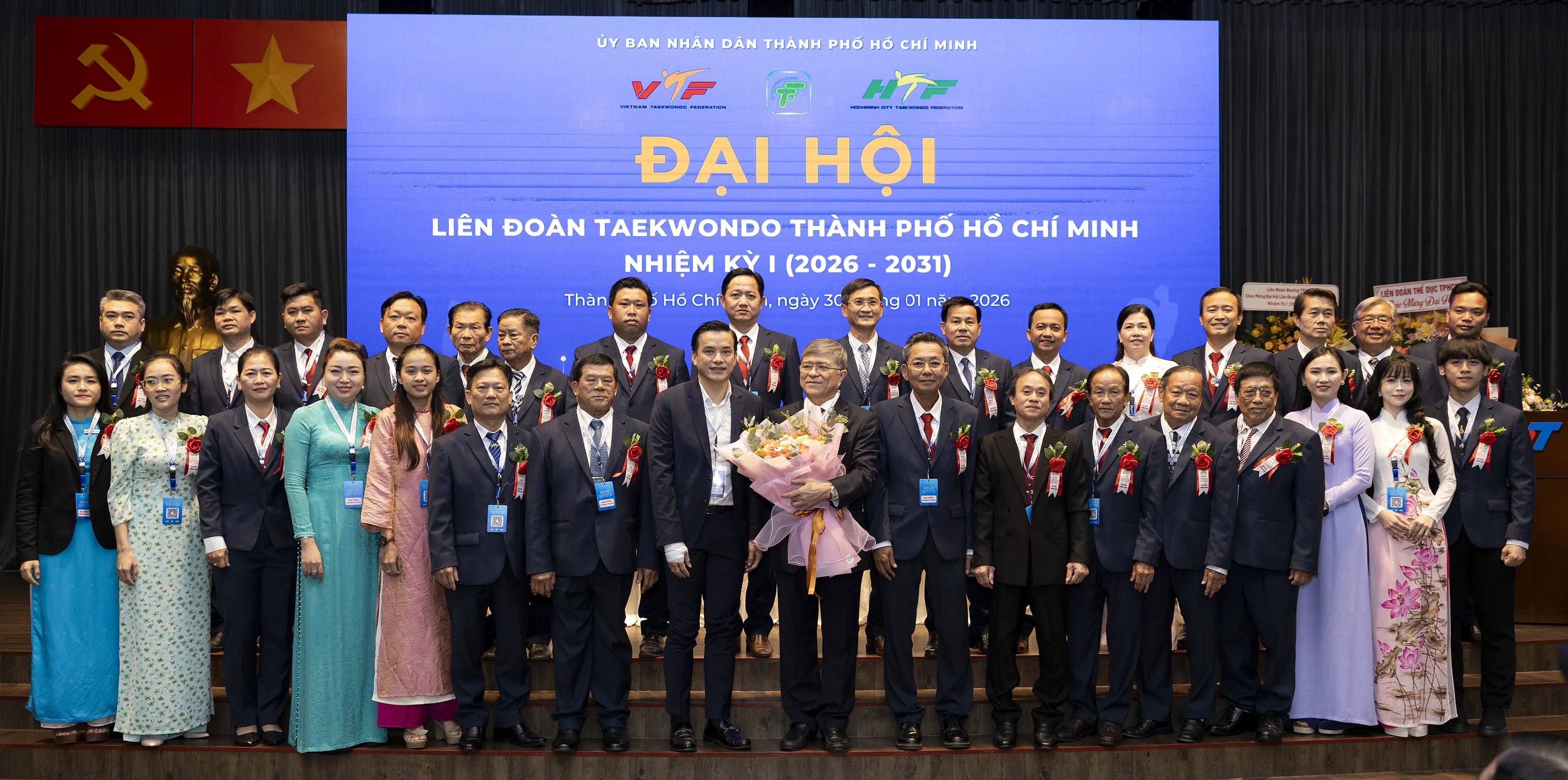 Đoàn đại biểu chụp ảnh lưu niệm trên sân khấu Đại hội Liên đoàn Taekwondo TP. Hồ Chí Minh Nhiệm kỳ I (2026 – 2031), ngày 30/01/2026